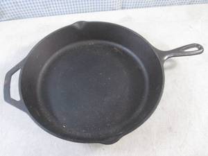 lot 121 image: (H-2) 12 Lodge Cast Iron Pan...