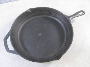 lot 122 image: (H-2) 12 Lodge Cast Iron Pan...
