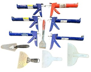 lot 247 image: Caulking GunsPutty Knives Bundle