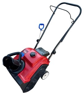 lot 007 image: Toro Power Clear 518 ZE 18 W 19cc OHV 4 Cycle Engine Snow Blower with Electric Start