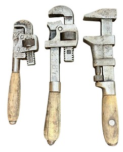 lot 023 image: Vintage Wooden Handled Vise Gripand Clamp Bundle, Qty 3