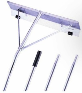 lot 138 image: Garelick 21 Aluminum Snow Roof Rake