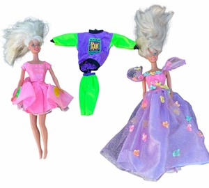 lot 027 image: Bundle of vintage 1966 Mattel Barbies with clothing