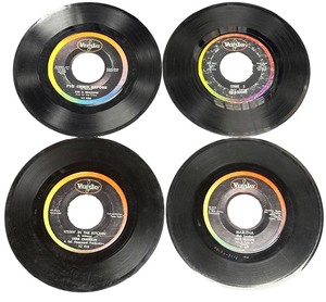 lot 324 image: VeeJay records 45 RPM Record Bundle