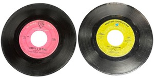 lot 325 image: WB records 45 RPM Record Bundle