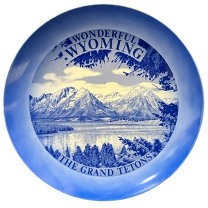 lot 353 image: Vintage Wyoming souvenir plate