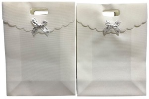 lot 137 image: (14) White Gift Bags with Scalloped Top Edge and A Bow