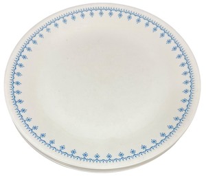 lot 125 image: Corelle (5) 10-14 Snowflake Blue also known as Snowflake Garland, (1970-1976) Dinner Plates