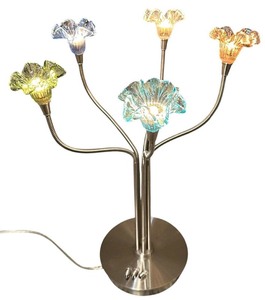 lot 202 image: Vintage flexible lily lamp with five flower-shaped shades