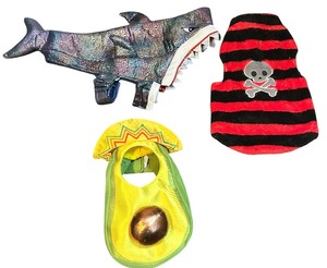 lot 435 image: HOLLOWEEN Pet Bundle costumes
