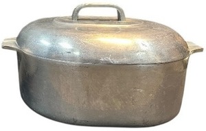 lot 021 image: Vintage Magnalite cookware pot