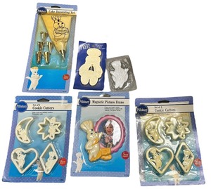 lot 480 image: Vintage Phillsbury cake and cookie decoration bundle
