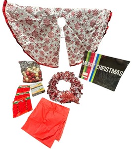 lot 492 image: Large Vintage tree skirt And vintage NEW lights in boxes
