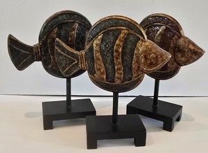 lot 33K image: LR - Set of 3 Decorative Fish Figurines on Black Stands