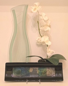 lot 79K image: H - Modern Glass Vase, Artificial Orchid Floral Display, and Rectangular Art Glass Tray Set