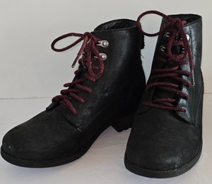 lot 154K image: ML-BR1 - Womens Size 8 UGG Australia Black Lace-Up Boots