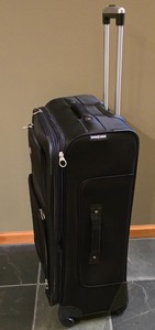 lot 194K image: LL-FR - SwissGear Upright Rolling Suitcase 31in Black