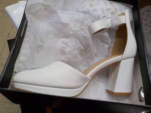 lot 205 image: IDIFU White Heels size 7.5...