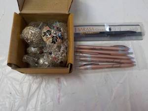 lot 265 image: 8 Decorative Drawer Knobs and Pens...