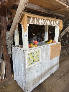lot 2 image: Lemonade Stand