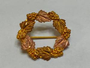 lot 57 image: 10K Black Hills Gold Grape Wreath Brooch