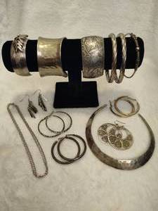 lot 69 image: Lot of Assorted Silver Tone Jewelry