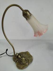 lot 86 image: Tiffany Style Pond Lily Lamp
