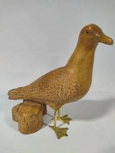 lot 31 image: Carved Seagull on a Stump