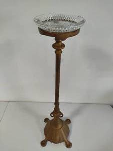 lot 12 image: Ashtray Stand wGlass Ashtray