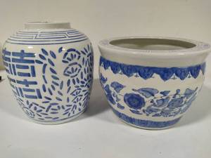 lot 112 image: Blue & White Vase and Large Pot