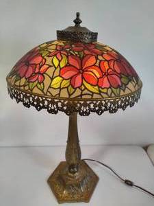 lot 136 image: Vintage Floral & Brass Tone Lamp