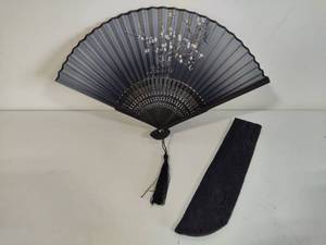 lot 142 image: Hand Fan wLace Case