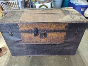 lot 161 image: Vintage Storage Trunk