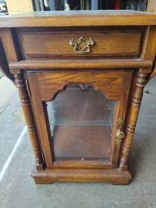 lot 162 image: Oak Lighted Side Table wDrop Leaves