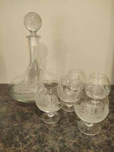 lot 171 image: Toscany Etched Glass Clipper Decanter & Five Glasses