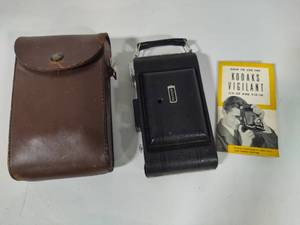 lot 199 image: VIntage Kodak Camera wCase