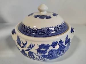lot 206 image: Churchill Blue Willow Covered Vegetable Dish