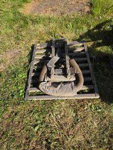 lot 11 image: Small Portable Deer Stand