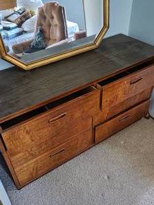 lot 109 image: Lane 6 Drawer Dresser & Gold Rim Mirror