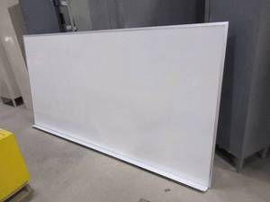 lot 495 image: STEELCASE WALL MOUNT WHITE BOARD
