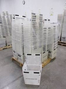 lot 514 image: PALLET OF PLASTIC TOTES