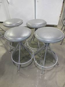 lot 539 image: ADJUSTABLE HEIGHT METAL STOOLS