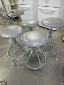 lot 540 image: ADJUSTABLE HEIGHT METAL STOOLS