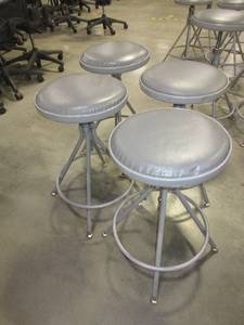 lot 541 image: ADJUSTABLE HEIGHT METAL STOOLS