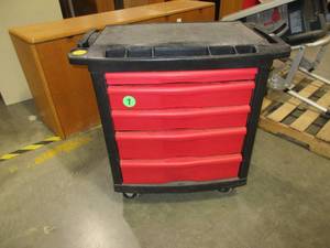 lot 553 image: RUBBERMAID ROLLING TOOL CHEST