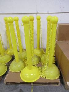 lot 407 image: YELLOW PLASTIC STANCHIONS WITH CHAIN