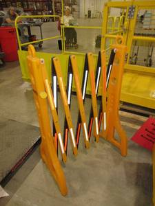lot 420 image: VESTIL PORTABLE GATE