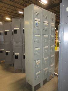 lot 422 image: 18 BANK LOCKER UNIT