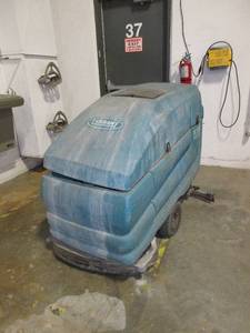 lot 433 image: TENNANT 32 FLOOR SCRUBBER