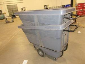 lot 435 image: RUBBERMAID TILT TRUCKS